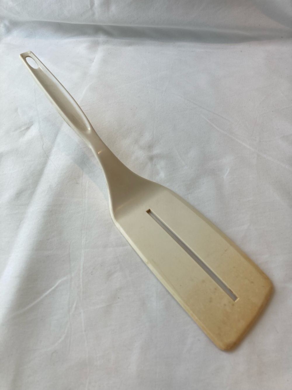 Vintage Foley Beige Heat Resistant Nylon 1 Slot Fish Spatula Turner Long Blade